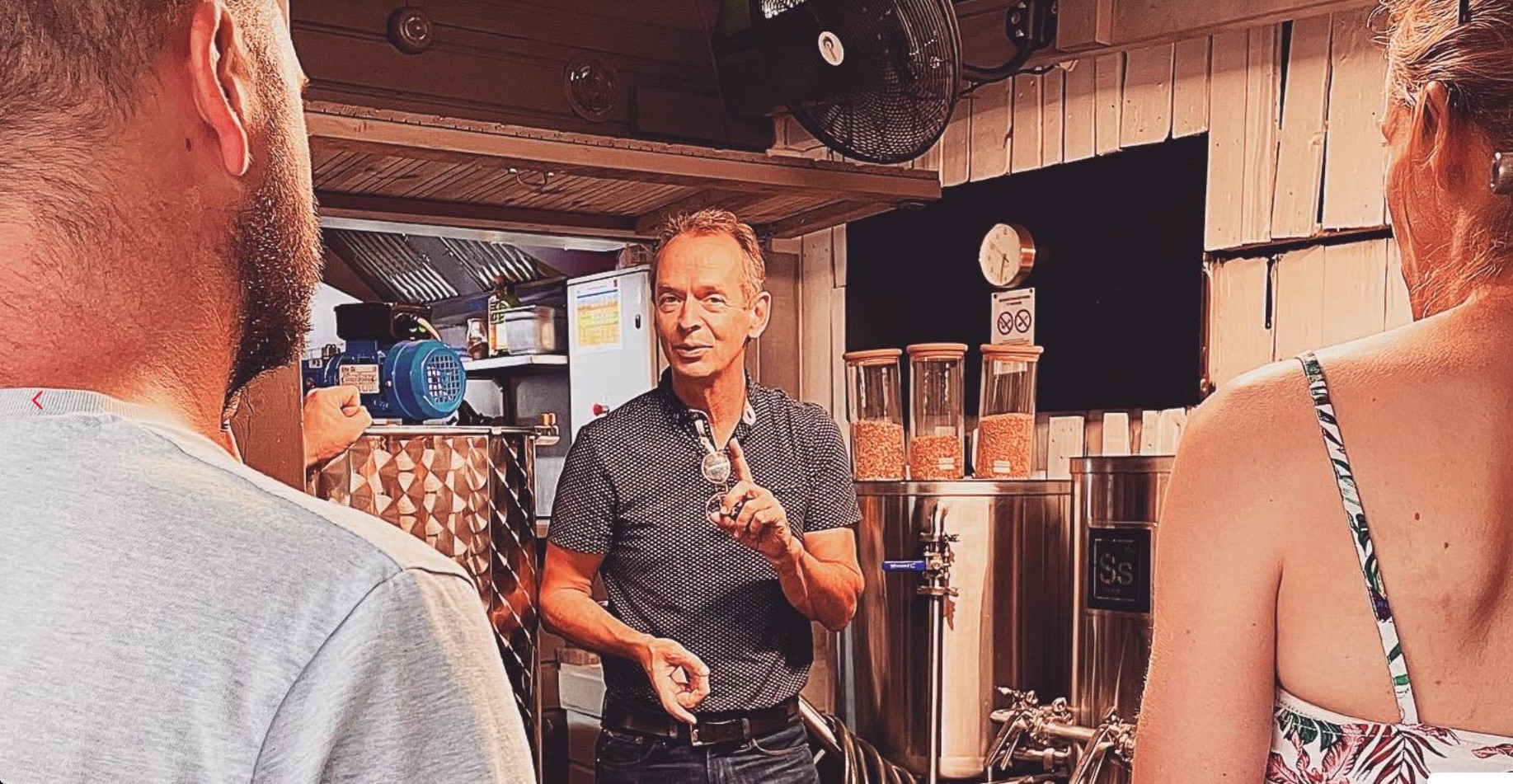 Bernard, fondateur de la Brasserie SPOT, présentant la salle de brassage